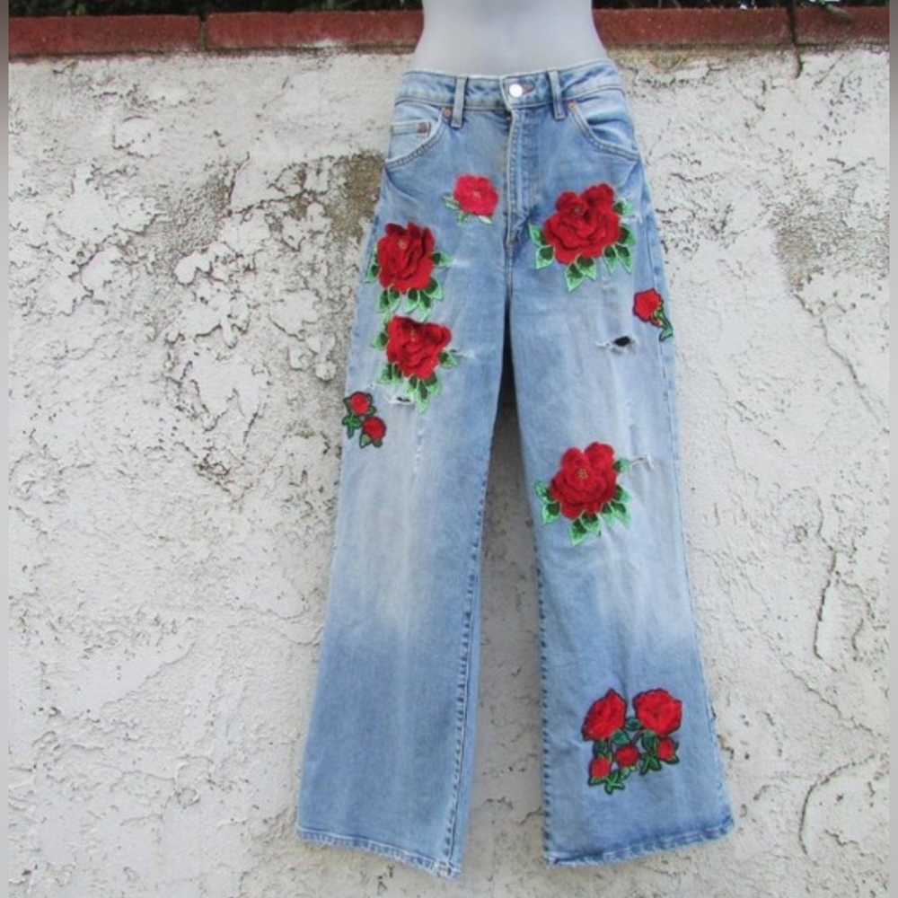 & DENIM 3D flowers appliques distressed high waist Lightwash jeans